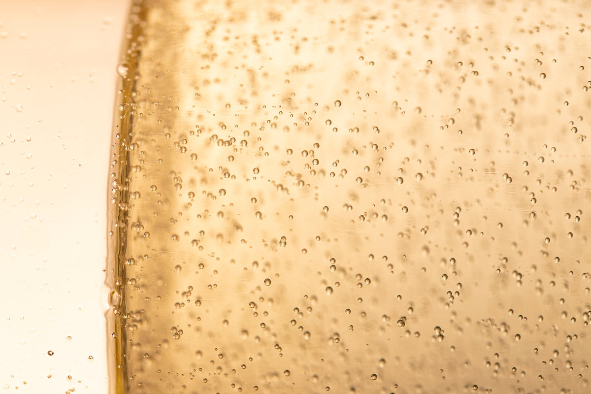 Bollicine di champagne nel calice, in macro