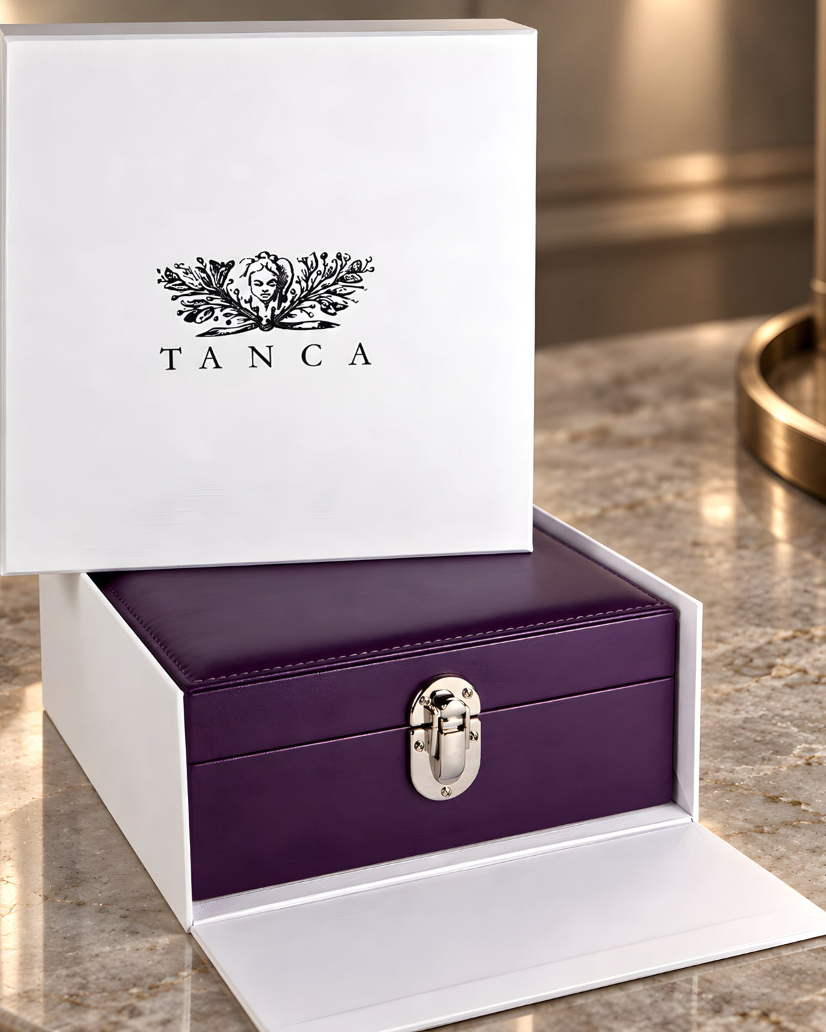 Confezione regalo Tanca: scatola bianca con logo e astuccio interno in pelle viola